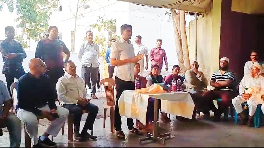 ರಾಯಬಾಗ ಪಟ್ಟಣದಲ್ಲಿ ಸೋಮವಾರ ಕಾಂಗ್ರೆಸ್ ಪಕ್ಷದ ಅಭ್ಯರ್ಥಿ ಪ್ರಿಯಾಂಕಾ ಜಾರಕಿಹೊಳಿ ಪರ ರಾಹುಲ ಜಾರಕಿಹೊಳಿ ಮತಯಾಚನೆ ಮಾಡಿ ಮಾತನಾಡಿದರು 