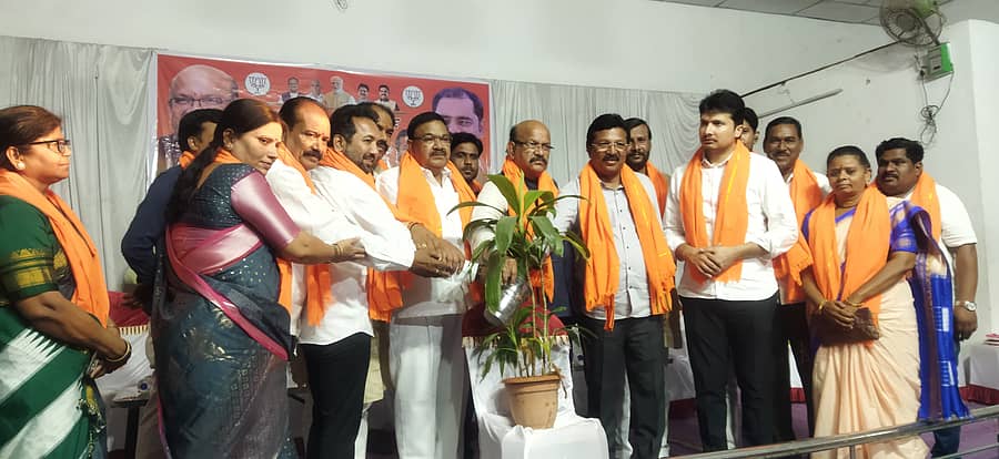 ಶಹಾಬಾದ್ ನಗರದಲ್ಲಿ ಬಿಜೆಪಿ ಕಾರ್ಯಕರ್ತರ ಸಭೆಯನ್ನು ಸಂಸದ ಡಾ.ಉಮೇಶ ಜಾಧವ ಉದ್ಘಾಟಿಸಿದರು. ಸುನೀಲ ವಲ್ಯಾಪುರೆ, ಶಾಸಕ ಬಸವರಾಜ ಮತ್ತಿಮಡು, ಶಿವರಾಜ ಪಾಟೀಲ ರದ್ದೇವಾಡಗಿ, ಚಂದು ಪಾಟೀಲ, ದತ್ತಾತ್ರೇಯ ಪಾಟೀಲ ರೇವೂರ, ಶಶಿಕಲಾ ಟೆಂಗಳಿ ಇತರರು ಹಾಜರಿದ್ದರು