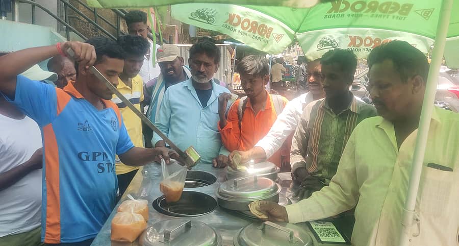 ಬಾಗೇಪಲ್ಲಿ ಮುಖ್ಯರಸ್ತೆಯಲ್ಲಿ ಬೀದಿಬದಿಯಲ್ಲಿ ನಿಂಬೆ ಹಣ್ಣಿನ ರಸ ಹಾಗೂ ಹಣ್ಣುಗಳ ಸಲಾಡ್ ಸೇವಿಸಲು ಜನರು ಸಾಲುಗಟ್ಟಿ ನಿಂತಿರುವುದು