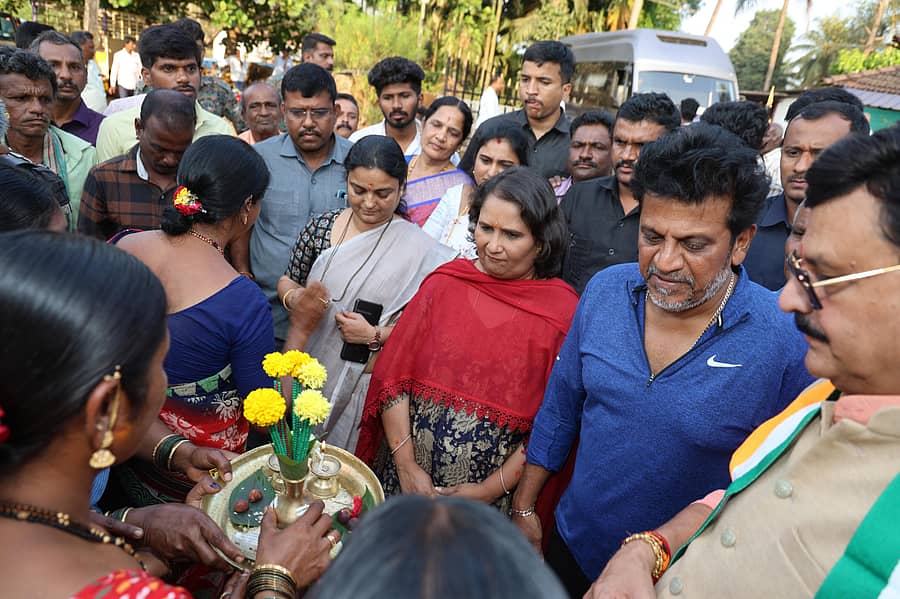 ಸಾಗರ ತಾಲ್ಲೂಕಿನ ಮರತ್ತೂರು ಗ್ರಾಮ ಪಂಚಾಯಿತಿ ವ್ಯಾಪ್ತಿಯ ಕಲ್ಲೇಶ್ವರ ದೇವಸ್ಥಾನದ ಆವರಣದಲ್ಲಿ ಚುನಾವಣಾ ಪ್ರಚಾರಕ್ಕಾಗಿ ಬುಧವಾರ ಆಗಮಿಸಿದ್ದ ಕಾಂಗ್ರೆಸ್ ಅಭ್ಯರ್ಥಿ ಗೀತಾ ಶಿವರಾಜಕುಮಾರ್ ಅವರನ್ನು ಗ್ರಾಮಸ್ಥರು ಆರತಿ ಬೆಳಗಿ ಬರಮಾಡಿಕೊಂಡರು