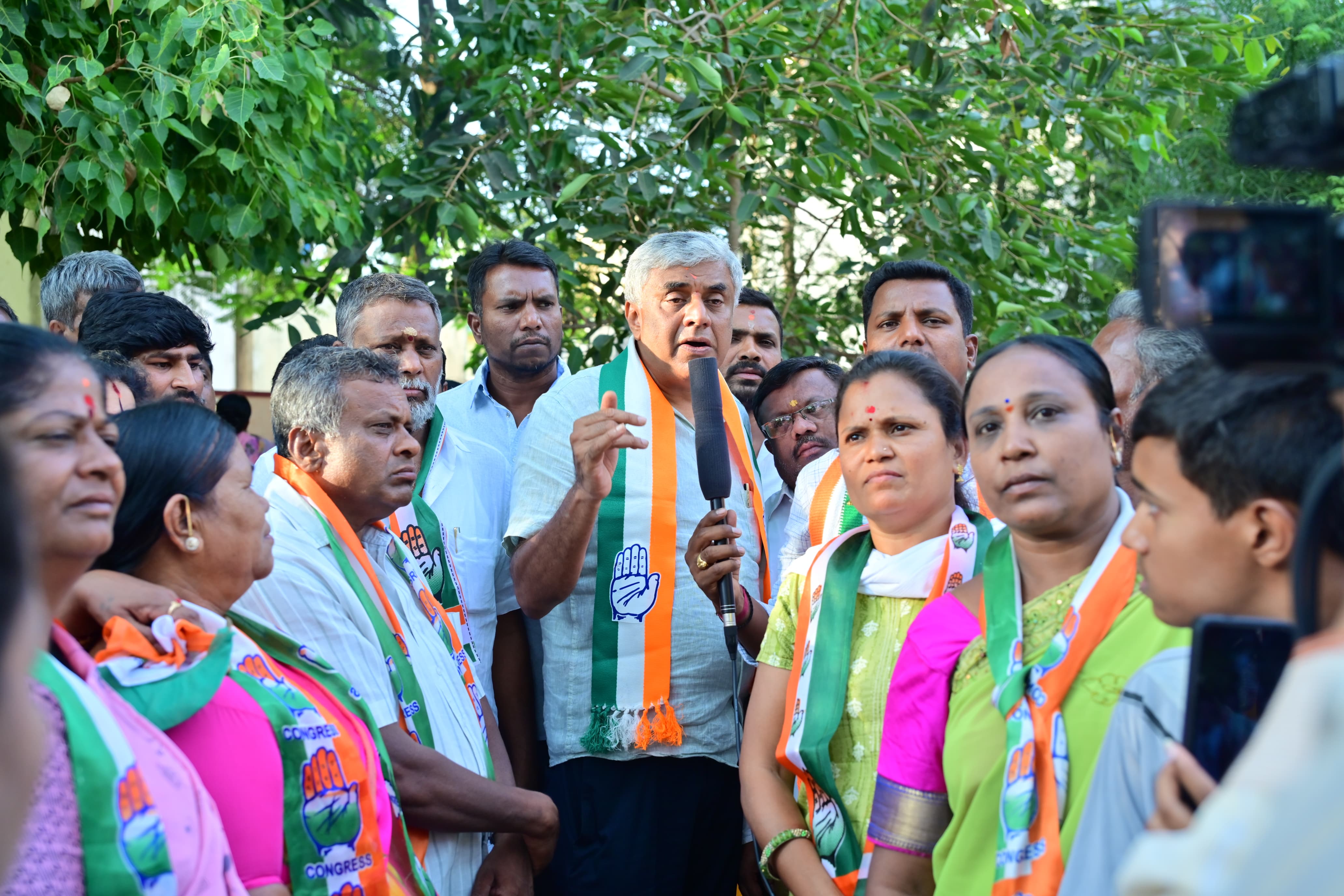 ಬೆಂಗಳೂರು ಉತ್ತರ ಲೋಕಸಭಾ ಕ್ಷೇತ್ರದ ಕಾಂಗ್ರೆಸ್‌ ಅಭ್ಯರ್ಥಿ ಎಂ.ವಿ. ರಾಜೀವ್‌ ಗೌಡ ಕೆ.ಆರ್.ಪುರಂ ವಿಧಾನಸಭಾ ಕ್ಷೇತ್ರ ವ್ಯಾಪ್ತಿಯಲ್ಲಿ ಬುಧವಾರ ಪ್ರಚಾರ ನಡೆಸಿದರು