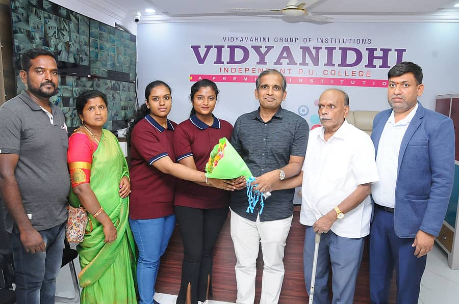 ವಾಣಿಜ್ಯ ವಿಭಾಗದಲ್ಲಿ ರಾಜ್ಯಕ್ಕೆ ಮೊದಲ ಸ್ಥಾನ ಪಡೆದ ಎಂ.ಜ್ಞಾನವಿ (ಎಡದಿಂದ ನಾಲ್ಕನೇಯವರು), 4ನೇ ಸ್ಥಾನ ಪಡೆದ ದೀಪಶ್ರೀ ಅವರನ್ನು ತುಮಕೂರಿನ ವಿದ್ಯಾನಿಧಿ ಪಿಯು ಕಾಲೇಜಿನ ಕಾರ್ಯದರ್ಶಿ ಎನ್.ಬಿ.ಪ್ರದೀಪ್ ಕುಮಾರ್ ಅಭಿನಂದಿಸಿದರು. ಪ್ರಾಂಶುಪಾಲ ಸಿದ್ಧೇಶ್ವರಸ್ವಾಮಿ ಉಪಸ್ಥಿತರಿದ್ದರು