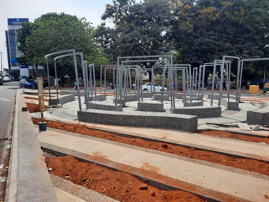 ರೇಸ್‌ಕೋರ್ಸ್ ರಸ್ತೆಯ (ರೆಬಲ್ ಸ್ಟಾರ್ ಎಂ.ಎಚ್. ಅಂಬರೀಷ್ ರಸ್ತೆ) ಜಂಕ್ಷನ್‌ನಲ್ಲಿ ಕಾಮಗಾರಿ ಸ್ಥಳದಲ್ಲಿದ್ದ ಫಲಕ ತೆರವು ಮಾಡಿರುವುದು