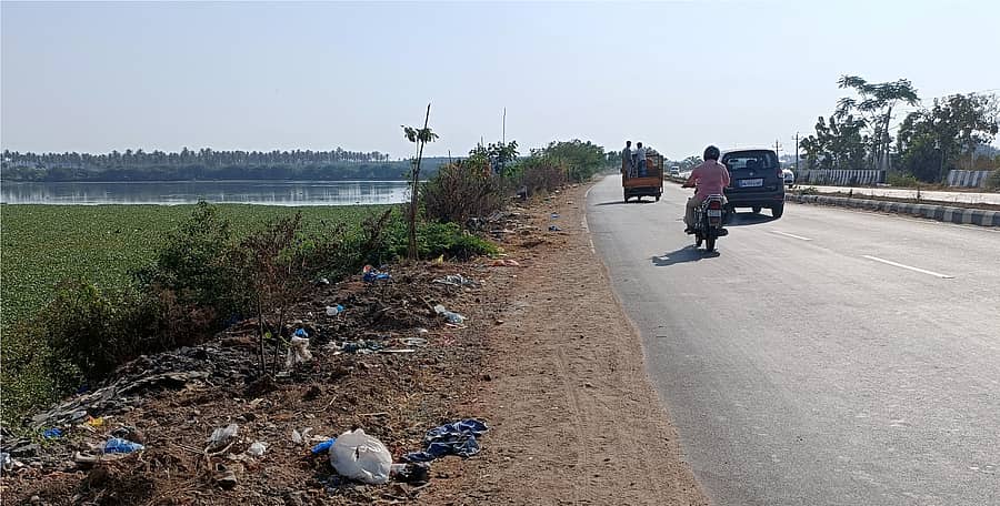 ಹರಿಹರ-ದಾವಣಗೆರೆ ಮಧ್ಯದ ಬೀರೂರು-ಸಮ್ಮಸಗಿ ಹೆದ್ದಾರಿಯ ಬಾತಿ ಕೆರೆ ಏರಿಗೆ ರಕ್ಷಣಾ ಗೋಡೆ ಇಲ್ಲದೆ ಪ್ರಯಾಣಿಕರು ಜೀವ ಕೈಯಲ್ಲಿ ಹಿಡಿದು ಸಾಗಬೇಕಿದೆ