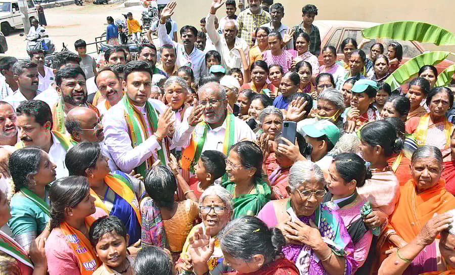 ಸಿದ್ದಲಿಂಗಪುರದಲ್ಲಿ ಶನಿವಾರ ಬಿಜೆಪಿ ಅಭ್ಯರ್ಥಿ ಯದುವೀರ್ ಕೃಷ್ಣದತ್ತ ಚಾಮರಾಜ ಒಡೆಯರ್ ಅವರು ಜೆಡಿಎಸ್ ಕೋರ್ ಕಮಿಟಿ ಅಧ್ಯಕ್ಷ ಜಿ.ಟಿ. ದೇವೇಗೌಡ ಜೊತೆಗೂಡಿ ಮತಯಾಚಿಸಿದರು