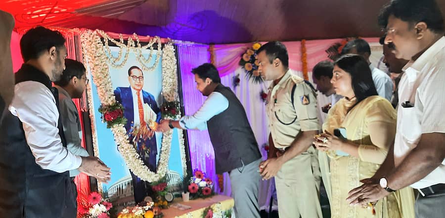 ಮಡಿಕೇರಿಯ ಗಾಂಧಿ ಭವನದಲ್ಲಿ ಭಾನುವಾರ ಡಾ.ಬಿ.ಆರ್.ಅಂಬೇಡ್ಕರ್ ಅವರ ಭಾವಚಿತ್ರಕ್ಕೆ ಕೊಡಗು ಜಿಲ್ಲಾಧಿಕಾರಿ ವೆಂಕಟ್ ರಾಜಾ ಪುಷ್ಪನಮನ ಸಲ್ಲಿಸಿದರು. ಜಿಲ್ಲಾ ಪೊಲೀಸ್ ವರಿಷ್ಠಾಧಿಕಾರಿ ಕೆ.ರಾಮರಾಜನ್, ಹೆಚ್ಚುವರಿ ಜಿಲ್ಲಾಧಿಕಾರಿ ಬಿ.ಎನ್.ವೀಣಾ, ತಹಶೀಲ್ದಾರ್ ರಮೇಶ್ಬಾಬು ಭಾಗವಹಿಸಿದ್ದರು