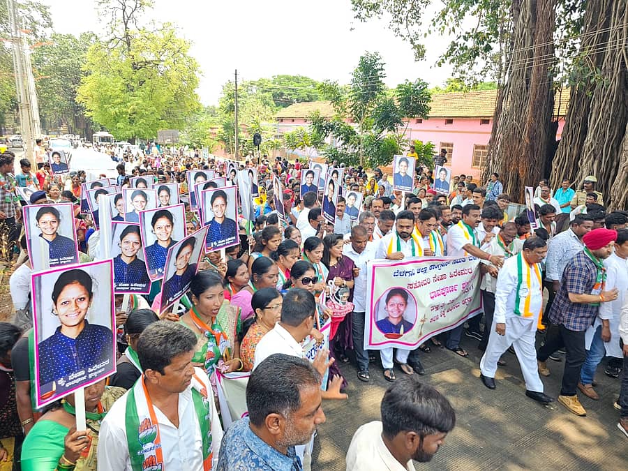 ನೇಹಾ ಹಿರೇಮಠ ಕೊಲೆ ಖಂಡಿಸಿ ಬೆಳಗಾವಿಯಲ್ಲಿ ಕಾಂಗ್ರೆಸ್ ಕಾರ್ಯಕರ್ತರು ಮಂಗಳವಾರ ಪ್ರತಿಭಟನಾ ಮೆರವಣಿಗೆ ನಡೆಸಿದರು