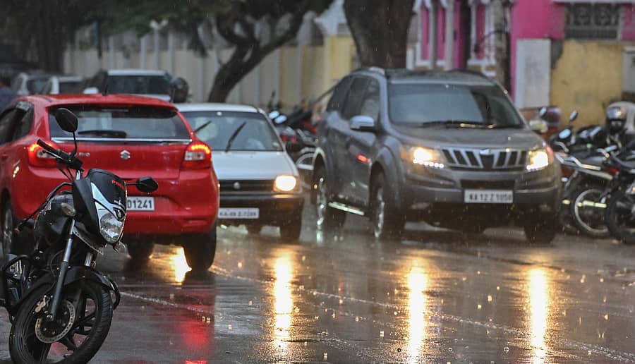 ಮೈಸೂರಿನ ದೇವರಾಜ ಅರಸು ರಸ್ತೆಯಲ್ಲಿ ಗುರುವಾರ ಸಂಜೆ ತುಂತುರು ಮಳೆ ಸುರಿಯಿತು –ಪ್ರಜಾವಾಣಿ ಚಿತ್ರ