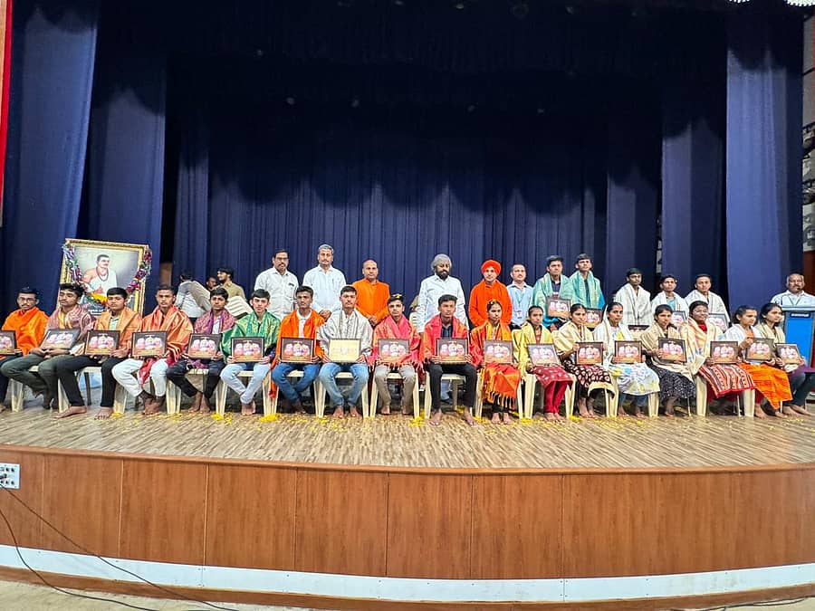 ಚಿತ್ರ ಭಾಲ್ಕಿ ತಾಲ್ಲೂಕಿನ ಕರಡ್ಯಾಳದ ಅನುಭವ ಮಂಟಪದಲ್ಲಿ ಗೋಲ್ಡನ್ ಸ್ಕಾಲರ್ ಶಿಪ್ ಯೋಜನೆ ಅಡಿಯಲ್ಲಿ ಪಿಯುಸಿ ಪ್ರಥಮ ಮತ್ತು 6ನೇ ತರಗತಿಯ ಉಚಿತ ಶಿಕ್ಷಣಕ್ಕಾಗಿ ಆಯ್ಕೆಯಾದ ವಿದ್ಯಾರ್ಥಿಗಳನ್ನು ಜಿಲ್ಲಾ ಉಸ್ತುವಾರಿ ಸಚಿವ ಈಶ್ವರ ಖಂಡ್ರೆ ಸನ್ಮಾನಿಸಿದರು. ಹಿರೇಮಠದ ಪೀಠಾಧಿಪತಿ ಗುರುಬಸವ ಪಟ್ಟದ್ದೇವರು ಇದ್ದರು