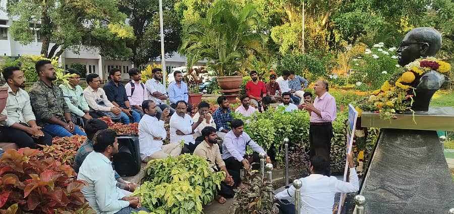 ಹೋರಾಟಗಾರ ಕೋಟಿಗಾನಹಳ್ಳಿ ರಾಮಯ್ಯ ಅವರ ಮೇಲಿನ ಹಲ್ಲೆ ಖಂಡಿಸಿ ಬೆಂಗಳೂರು ವಿಶ್ವವಿದ್ಯಾಲಯ ಸ್ನಾತಕೋತ್ತರ ಮತ್ತು ಸಂಶೋಧನಾ ವಿದ್ಯಾರ್ಥಿಗಳು ಸೋಮವಾರ ಪ್ರತಿಭಟನೆ ನಡೆಸಿದರು.