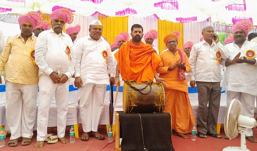 <div class="paragraphs"><p>ನಾಗರಮುನ್ನೋಳಿಯ ನಾಗರಾಳ ಕೋಡಿಯಲ್ಲಿ ನಡೆದ ಗುತ್ಯೆಪ್ಪ ದೇವರ ಜಾತ್ರಾ ಮಹೋತ್ಸವಕ್ಕೆ ಕವಲಗುಡ್ಡದ ಸಿದ್ಧಶಿವಯೋಗಿ ಅಮರೇಶ್ವರ ಮಹಾರಾಜರು ಚಾಲನೆ ನೀಡಿದರು</p></div>