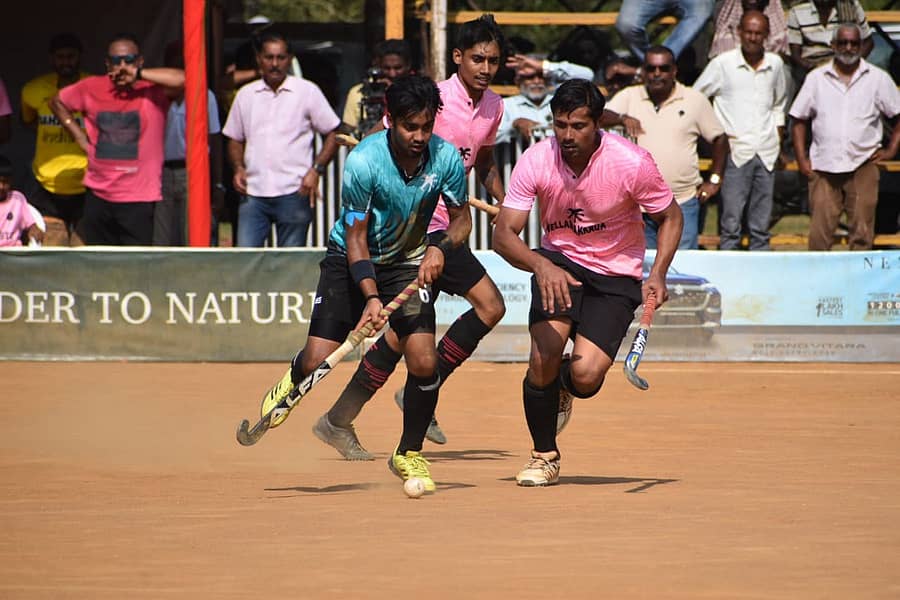 ಕೊಡಗು ಜಿಲ್ಲೆಯ ನಾಪೋಕ್ಲು ಸಮೀಪದ ಚೆರಿಯಪರಂಬುವಿನ ಜನರಲ್ ತಿಮ್ಮಯ್ಯ ಕ್ರೀಡಾಂಗಣದಲ್ಲಿ ಶನಿವಾರ ಕುಂಡ್ಯೋಳಂಡ ಕಪ್ ಹಾಕಿ ಟೂರ್ನಿಯ ಸೆಮಿಫೈನಲ್ನಲ್ಲಿ ನೆಲ್ಲಮಕ್ಕಡ ಮತ್ತು ಕುಪ್ಪಂಡ (ಕೈಕೇರಿ) ತಂಡಗಳ ನಡುವಿನ ಸೆಣಸಾಟದ ಕ್ಷಣ