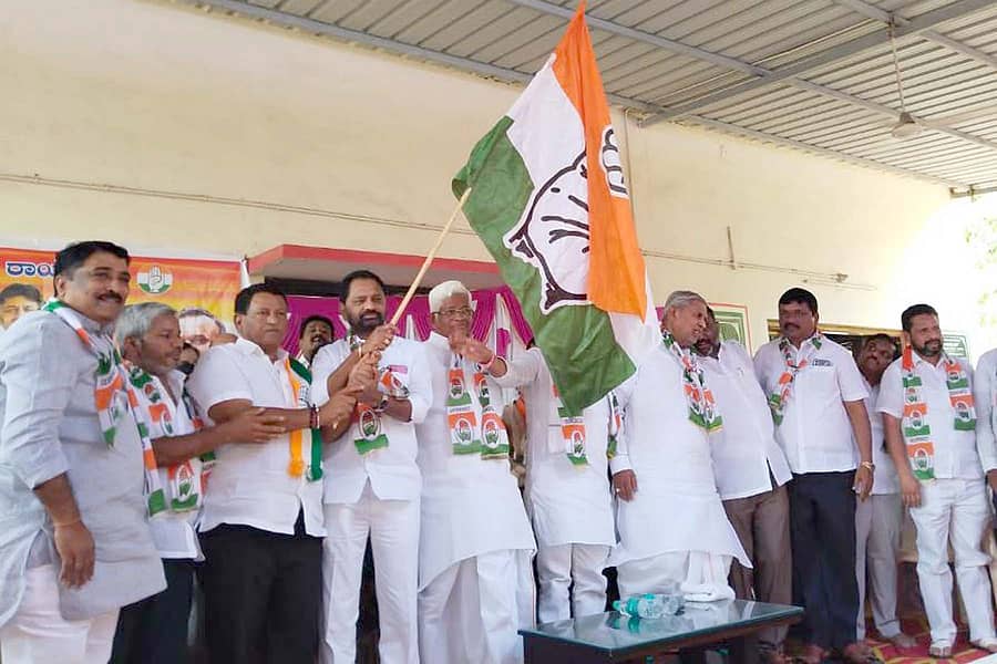 ರಾಯಚೂರಿನ ಕಾಂಗ್ರೆಸ್ ಜಿಲ್ಲಾ ಘಟಕದ ಕಚೇರಿಯಲ್ಲಿ ಆಯೋಜಿಸಿದ್ದ ಪದಗ್ರಹಣ ಕಾರ್ಯಕ್ರಮದಲ್ಲಿ ಕೆಪಿಸಿಸಿ ಕಾರ್ಯಾಧ್ಯಕ್ಷ ವಸಂತಕುಮಾರ ಅವರಿಂದ ಪಕ್ಷದ ಧ್ವಜ ಸ್ವೀಕರಿಸುವ ಮೂಲಕ ಕಾಂಗ್ರೆಸ್ ಜಿಲ್ಲಾ ಘಟಕದ ನೂತನ ಅಧ್ಯಕ್ಷ ಬಸವರಾಜ ಪಾಟೀಲ ಇಟಗಿ ಅಧಿಕಾರ ವಹಿಸಿಕೊಂಡರು