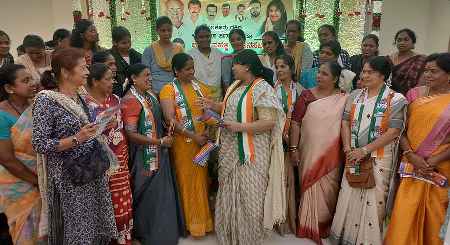 ಕಾಂಗ್ರೆಸ್ ಅಭ್ಯರ್ಥಿ ಸೌಮ್ಯಾ ರೆಡ್ಡಿ ಅವರು ಮಹಿಳಾ ಕಾರ್ಯಕರ್ತರಿಗೆ ಪ್ರಚಾರ ಕಾರ್ಯ ನಡೆಸುವ ಕುರಿತು ಮಾಹಿತಿ ನೀಡಿದರು.