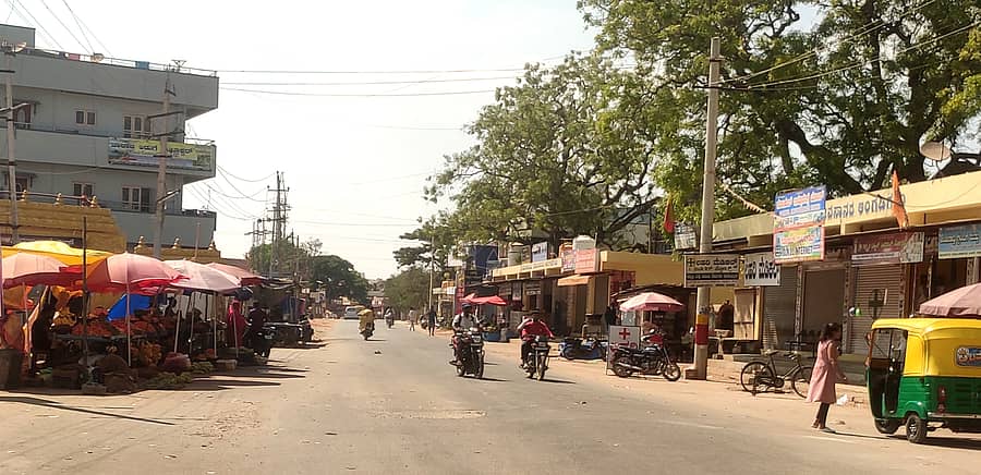 ದೊಡ್ಡಬಳ್ಳಾಪುರದ ಮುತ್ಯಾಲಮ್ಮ ದೇವಾಲಯ ರಸ್ತೆಯ ವ್ಯಾಪಾರ ವಹಿವಾಟು ಹೆಚ್ಚಾಗಿ ನಡೆಯುವ ಸ್ಥಳದಲ್ಲಿ ಬಿಸಿಲಿನ ತಾಪ ಹೆಚ್ಚಾಗಿರುವುದರಿಂದ ರಸ್ತೆಯಲ್ಲಿ ಜನರ ಒಡಾಟವೇ ವಿರಳವಾಗಿದೆ