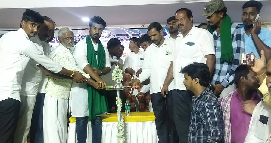 ಜಗಳೂರಿನಲ್ಲಿ ಬುಧವಾರ ನಡೆದ ಕಾರ್ಯಕರ್ತರ ಸಭೆಯನ್ನು ಪಕ್ಷೇತರ ಅಭ್ಯರ್ಥಿ ಜಿ.ಬಿ. ವಿನಯ್ ಕುಮಾರ್ ಉದ್ಘಾಟಿಸಿದರು