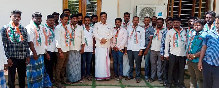 ಮಳವಳ್ಳಿ ತಾಲ್ಲೂಕಿನ ಪೂರಿಗಾಲಿ ಗ್ರಾಮದಲ್ಲಿ ಹಲಗೂರು ಹೋಬಳಿ ವಿ.ಬಸಾಪುರ ಗ್ರಾಮದ ಹಲವು ಮುಖಂಡರು ಬಿಜೆಪಿ ಮತ್ತು ಜೆಡಿಎಸ್ ತೊರೆದು ಶಾಸಕ ಪಿ.ಎಂ.ನರೇಂದ್ರಸ್ವಾಮಿ ಸಮ್ಮುಖದಲ್ಲಿ ಕಾಂಗ್ರೆಸ್ ಸೇರ್ಪಡೆಗೊಂಡರು