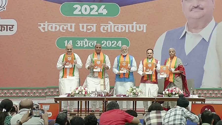 <div class="paragraphs"><p>BJP ಪ್ರಣಾಳಿಕೆ 'ಸಂಕಲ್ಪ ಪತ್ರ' ಬಿಡುಗಡೆ</p></div>