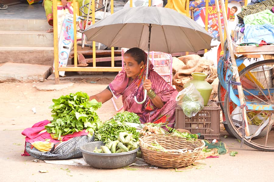 ಯಾದಗಿರಿ ನಗರದ ಮಹಾತ್ಮ ಗಾಂಧಿ ವೃತ್ತದಲ್ಲಿನ ರಸ್ತೆ ಬದಿಯಲ್ಲಿ ತರಕಾರಿ, ಸೊಪ್ಪು ಮಾರುತ್ತಿರುವ ಮಹಿಳೆ
ಪ್ರಜಾವಾಣಿ ಚಿತ್ರಗಳು/ ರಾಜಕುಮಾರ ನಳ್ಳಿಕರ್