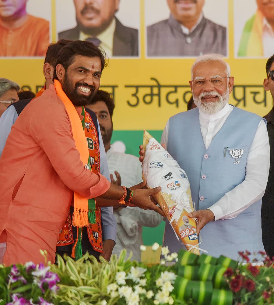 <div class="paragraphs"><p>ಲೋಕಸಭಾ ಚುನಾವಣೆಯ ಪ್ರಚಾರಕ್ಕಾಗಿ ಮಹಾರಾಷ್ಟ್ರದ ಸೋಲಾಪುರಕ್ಕೆ ಬಂದ ಪ್ರಧಾನಿ ನರೇಂದ್ರ ಮೋದಿ ಅವರನ್ನು ಪಕ್ಷದ ಸ್ಥಳೀಯ ಮುಖಂಡರು ಸ್ವಾಗತಿಸಿದರು</p></div>