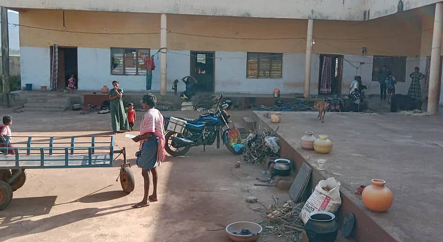 ನೂತನ ಗುಮ್ಮಗೋಳ ಗ್ರಾಮದಲ್ಲಿ ಮನೆ ಹಾಗೂ ಮೂಲ ಸೌಲಭ್ಯಗಳಿಲ್ಲದ್ದರಿಂದ ಶಾಲಾ ಕಟ್ಟಡದಲ್ಲಿ ವಾಸಿಸುತ್ತಿರುವ ಬಡ ಕುಟುಂಬಗಳು