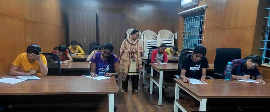 ಪರಿಶಿಷ್ಟ ವರ್ಗಗಳ ಕಲ್ಯಾಣ ಇಲಾಖೆಯ ವಿದ್ಯಾರ್ಥಿಗಳು ‘ಶಬರಿ ಪರೀಕ್ಷೆ’ ಬರೆಯುತ್ತಿರುವ ದೃಶ್ಯ