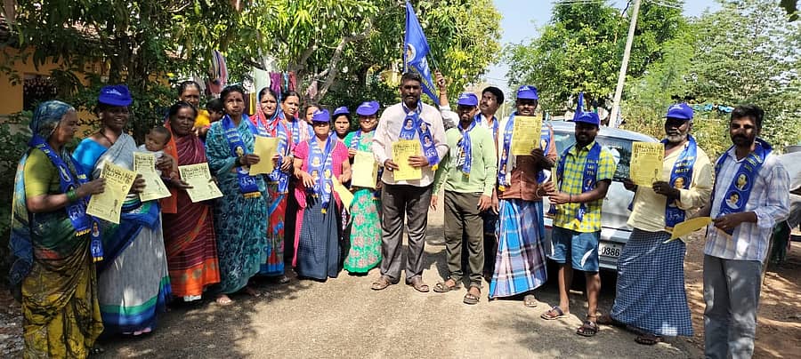 ಹರಿಹರದ ಡಾ.ವೈ.ನಾಗಪ್ಪ ಆಶ್ರಯ ಕಾಲೊನಿಯಲ್ಲಿ ಬಹುಜನ ಸಮಾಜ ಪಾರ್ಟಿಯ ಲೋಕಸಭಾ ಅಭ್ಯರ್ಥಿ ಡಿ. ಹನುಮಂತಪ್ಪ ಶನಿವಾರ ಪ್ರಚಾರ ನಡೆಸಿದರು