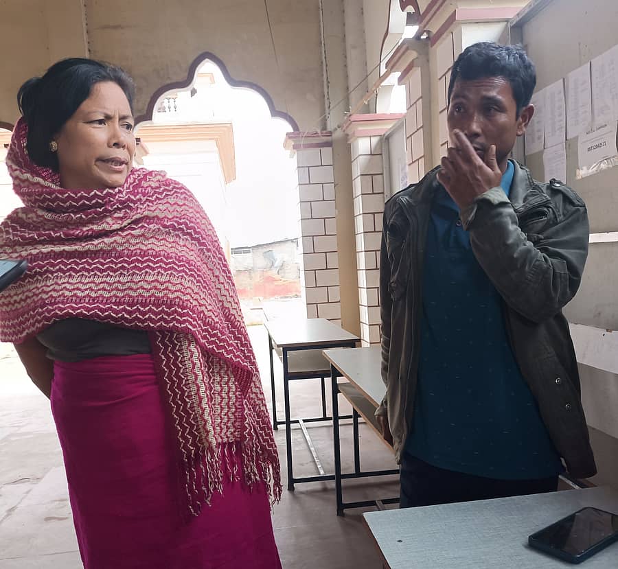 <div class="paragraphs"><p>ಮೈತೇಯಿ ಸಮುದಾಯದವರಿಗಾಗಿ ಇಂಫಾಲ್‌ನಲ್ಲಿ ಸ್ಥಾಪಿಸಿರುವ ಪರಿಹಾರ ಶಿಬಿರದಲ್ಲಿ ಆಶ್ರಯ ಪಡೆದಿರುವ ಚಿಂಗ್‌ಥಮ್‌ ಐಬೋಮ್ಚ ಹಾಗೂ ಬೀರೇನ್‌ ಚಿಂದಮ್</p></div>