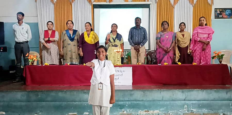 ಚನ್ನಪಟ್ಟಣದ ಡಾ.ಬಿ.ಆರ್.ಅಂಬೇಡ್ಕರ್ ಬಾಲಕಿಯರ ವಸತಿ ಶಾಲೆಯಲ್ಲಿ ನಡೆದ ಮಕ್ಕಳ ಸಂವಿಧಾನ ಕ್ಲಬ್ ಸಮಾರೋಪ ಸಮಾರಂಭದಲ್ಲಿ ಪ್ರತಿಜ್ಞಾ ವಿಧಿ ಸ್ವೀಕರಿಸಲಾಯಿತು