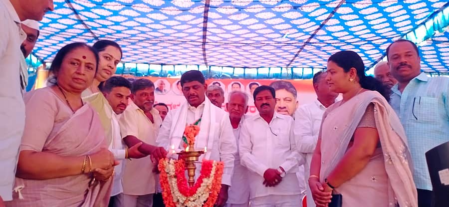 ಕುಣಿಗಲ್ನಲ್ಲಿ ನಡೆದ ಕಾಂಗ್ರೆಸ್ ಕಾರ್ಯಕರ್ತರ ಸಭೆಯನ್ನು ಸಂಸದ ಡಿ.ಕೆ. ಸುರೇಶ್ ಉದ್ಘಾಟಿಸಿದರು