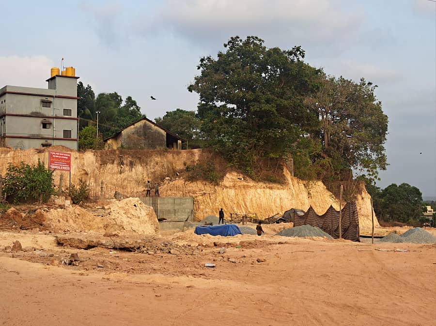 ಕೊಟೇಶ್ವರ ಕಾಲೋನಿ ಗುಡ್ಡವನ್ನು ಐ.ಆರ್.ಬಿ ಅಗೆದು ಹಾಗೆ ಬಿಟ್ಟಿರುವುದು