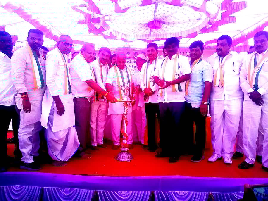 ಲಿಂಗಸುಗೂರಲ್ಲಿ ಬುಧವಾರ ಬ್ಲಾಕ್ ಕಾಂಗ್ರೆಸ್ ಕಚೇರಿಯಲ್ಲಿ ಆಯೋಜಿಸಿದ್ದ ಕಾಂಗ್ರೆಸ್ ಕಾರ್ಯಕರ್ತರ ಮತ್ತು ಪಕ್ಷ ಸೇರ್ಪಡೆ ಕಾರ್ಯಕ್ರಮವನ್ನು ಸಚಿವ ಎನ್.ಎಸ್ ಭೋಸರಾಜು ಉದ್ಘಾಟಿಸಿದರು