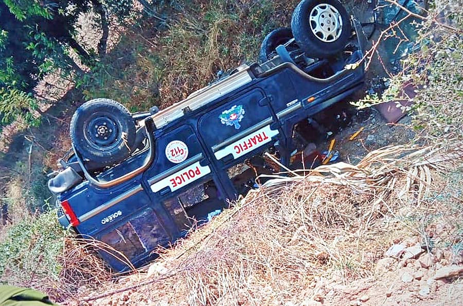 ಸಿಂಧನೂರು ತಾಲ್ಲೂಕಿನ ರೈತನಗರ ಕ್ಯಾಂಪಿನ ಬಳಿ ಪೊಲೀಸ್ ಜೀಪ್ ಕಾಲುವೆಯಲ್ಲಿ ಪಲ್ಟಿಯಾಗಿರುವುದು