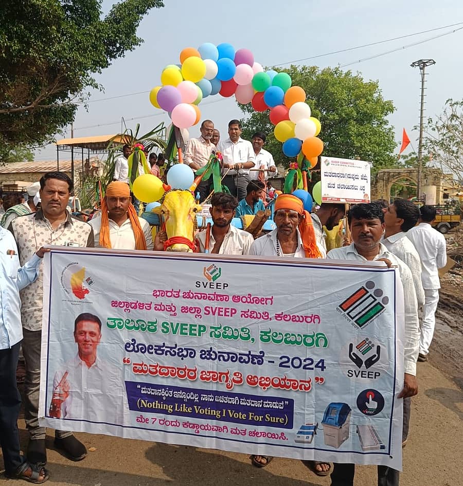 ಕಲಬುರಗಿ ತಾಲ್ಲೂಕಿನ ಪಟ್ಟಣ ಗ್ರಾಮದಲ್ಲಿ ಜಿಲ್ಲಾಡಳಿತ ಹಾಗೂ ಜಿಲ್ಲಾ ಸ್ವೀಪ್‌ ಸಮಿತಿಯಿಂದ ‘ಮತದಾನ ಜಾಗೃತಿ ಜಾಥಾ’ ಅಂಗವಾಗಿ ಎತ್ತಿನ ಬಂಡಿಗಳ ಮೆರವಣಿಗೆ ನಡೆಯಿತು. ಜಿಲ್ಲಾ ಸ್ವೀಪ್‌ ಸಮಿತಿ ಅಧ್ಯಕ್ಷ ಭಂವರ್‌ಸಿಂಗ್ ಮೀನಾ ಪಾಲ್ಗೊಂಡಿದ್ದರು