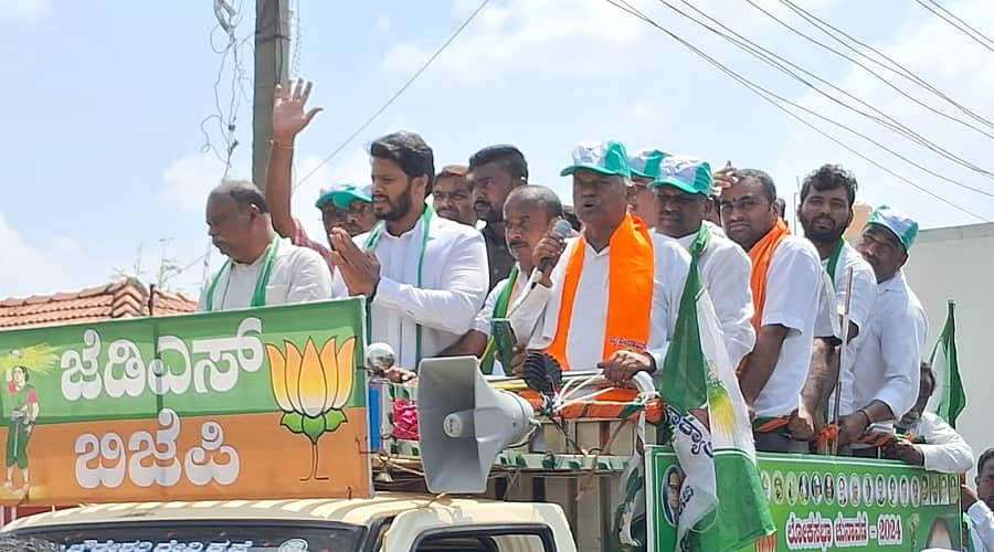 ಮಳವಳ್ಳಿ ಪಟ್ಟಣದ ಪೇಟೆ ಒಕ್ಕಲಿಗರ ಬೀದಿಯಲ್ಲಿ ಜೆಡಿಎಸ್-ಬಿಜೆಪಿ ಮೈತ್ರಿ ಅಭ್ಯರ್ಥಿ ಎಚ್.ಡಿ.ಕುಮಾರಸ್ವಾಮಿ ಪರ ಜೆಡಿಎಸ್ ರಾಜ್ಯ ಯುವ ಘಟಕದ ಅಧ್ಯಕ್ಷ ನಿಖಿಲ್ ಕುಮಾರಸ್ವಾಮಿ ಮತಯಾಚಿಸಿದರು. ಕೆ.ಅನ್ನದಾನಿ, ಬಿ.ರವಿಕಂಸಾಗರ, ಜಿ.ಮುನಿರಾಜು, ಎಂ.ಎನ್.ಕೃಷ್ಣ ಜೊತೆಗಿದ್ದರು