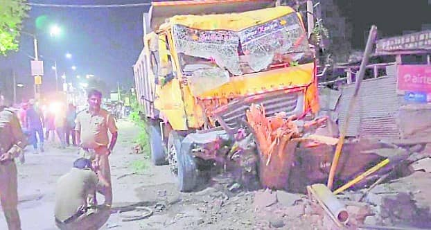 <div class="paragraphs"><p>ಶಹಾಪುರ ನಗರದ ವಾಲ್ಮೀಕಿ ವೃತ್ತದ ಬಳಿ ಶುಕ್ರವಾರ ರಸ್ತೆ ಅಪಘಾತಕ್ಕೀಡಾದ ಟಿಪ್ಪರ್‌ ನುಜ್ಜುಗುಜ್ಜಾಗಿರುವುದು</p></div>