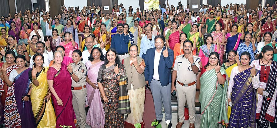 <div class="paragraphs"><p>ಮೈಸೂರಿನ ಜಿಲ್ಲಾ ಪಂಚಾಯಿತಿ ಸಭಾಂಗಣದಲ್ಲಿ ಮಹಿಳಾ ದಿನಾಚರಣೆ ಹಾಗೂ ಮತದಾನ ಜಾಗೃತಿ ಕಾರ್ಯಕ್ರಮ ಗುರುವಾರ ನಡೆಯಿತು</p></div>