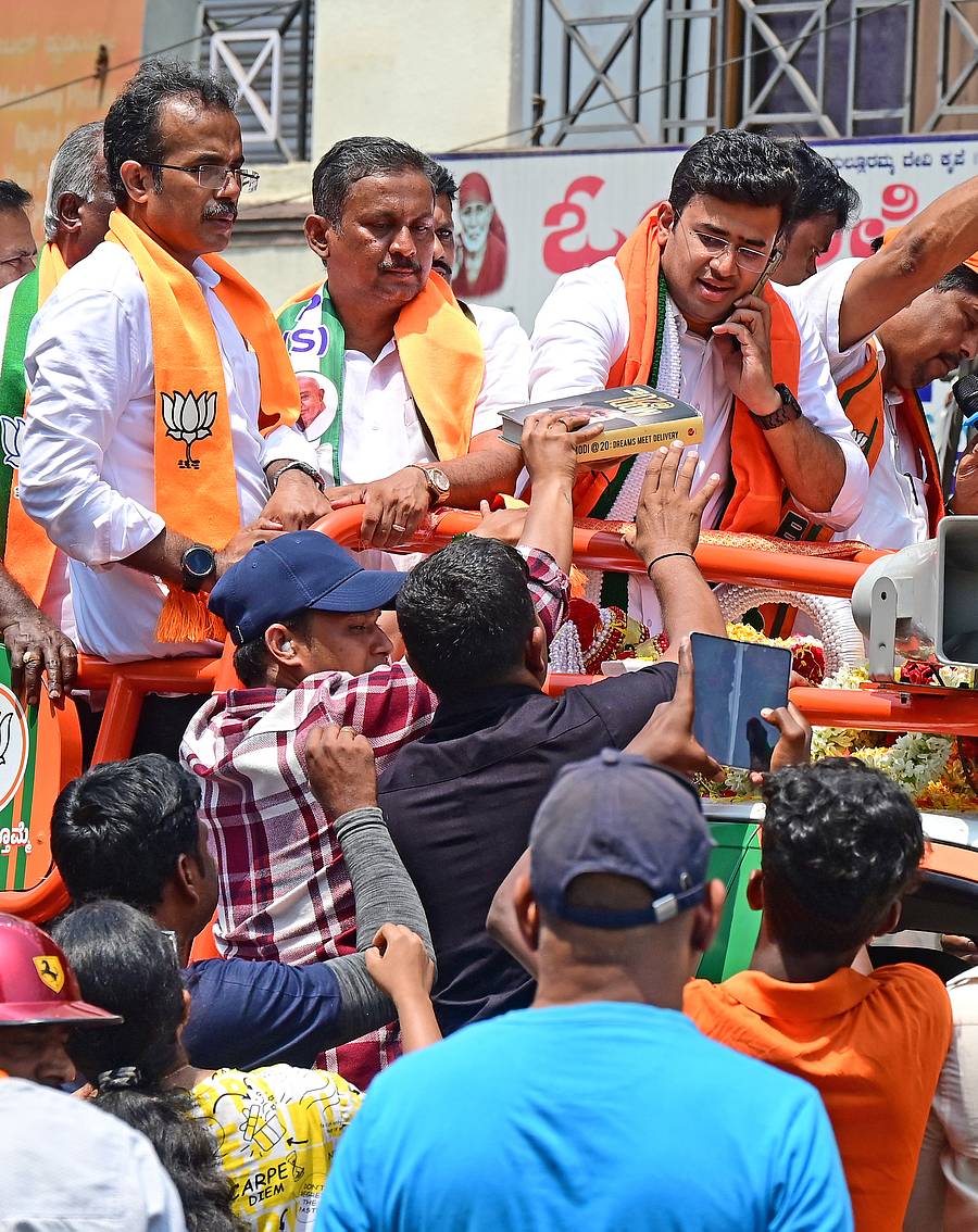 <div class="paragraphs"><p>ಪ್ರಚಾರ ರ್ಯಾಲಿ ಸಂದರ್ಭದಲ್ಲಿ ಅಭಿಮಾನಿಯೊಬ್ಬರು ನೀಡಿದ್ದ ‘ಮೋದಿ @20’ ಪುಸ್ತಕಕ್ಕೆ ತೇಜಸ್ವಿ ಸೂರ್ಯ ಅವರು ಹಸ್ತಾಕ್ಷರ ಹಾಕಿ ಕೊಟ್ಟರು </p></div>