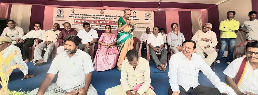 ರಾಯಚೂರಿನ ಜಿಲ್ಲಾ ಮಹಾತ್ಮಗಾಂಧಿ ಕ್ರೀಡಾಂಗಣದಲ್ಲಿ ಗುರವಾರ ಏಮ್ಸ್ ಹೋರಾಟ ಬೆಂಬಲಿಸಿ ಸಾಹಿತಿ ಜಯಲಕ್ಷ್ಮೀ ಮಂಗಳಮೂರ್ತಿ ಮಾತನಾಡಿದರು