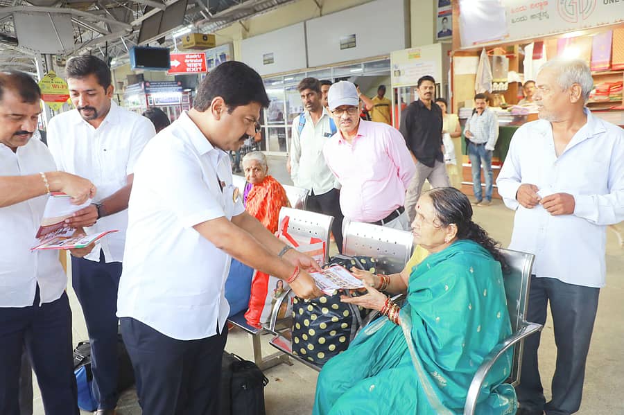 ಶಿವಮೊಗ್ಗ ರೈಲು ನಿಲ್ದಾಣದಲ್ಲಿ ಭಾನುವಾರ ಸಂಸದ ಬಿ.ವೈ.ರಾಘವೇಂದ್ರ ಮತಯಾಚನೆ ಮಾಡಿದರು