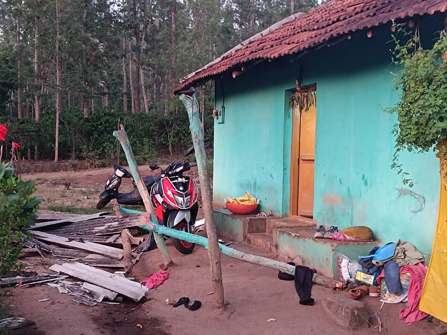 ಕುಶಾಲನಗರ ಸಮೀಪದ ಯಡವನಾಡು ಗ್ರಾಮದ ರಾಧಾ ರಮೇಶ್ ಅವರ ಮನೆ ಆವರಣಕ್ಕೆ ಸೋಮವಾರ ರಾತ್ರಿ ಕಾಡಾನೆ ನುಗ್ಗಿ ಮನೆಗೆ ಹಾನಿ ಮಾಡಿದೆ.