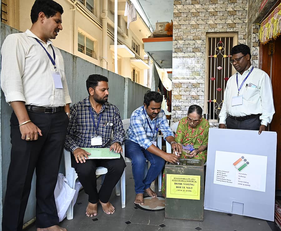 ಕಲಬುರಗಿಯ 85 ವರ್ಷ ಮೇಲ್ಪಟ್ಟ ಹಿರಿಯ ನಾಗರಿಕರಿಗೆ, ಅಂಗವಿಕಲರಿಗೆ ಚುನಾವಣಾ ಆಯೋಗ ವ್ಯವಸ್ಥೆ ಮಾಡಿದ್ದ ಮನೆಯಿಂದಲೇ ಮತ ಚಲಾಯಿಸುವ ವ್ಯವಸ್ಥೆಯಡಿ ಗುರುವಾರ ನ್ಯೂ ರಾಘವೇಂದ್ರ ಕಾಲೊನಿ ನಿವಾಸಿ ಧೋಂಡಿಬಾಯಿ ಮನೆಯಲ್ಲೇ ಲೋಕಸಭಾ ಚುನಾವಣೆಯ ತಮ್ಮ ಆಯ್ಕೆಯ ಅಭ್ಯರ್ಥಿಗೆ ಮತ ಚಲಾಯಿಸಿದರು
–ಪ್ರಜಾವಾಣಿ ಚಿತ್ರ
