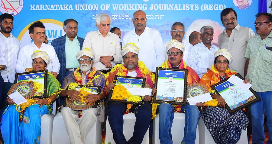 <div class="paragraphs"><p>ಕರ್ನಾಟಕ ಕಾರ್ಯನಿರತ ಪತ್ರಕರ್ತರ ಸಂಘ ಚಿತ್ರದುರ್ಗದಲ್ಲಿ ಸೋಮವಾರ ಏರ್ಪಡಿಸಿದ್ದ ದತ್ತಿನಿಧಿ ಪ್ರಶಸ್ತಿ ಪ್ರದಾನ ಸಮಾರಂಭದಲ್ಲಿ ಪತ್ರಕರ್ತರಾದ ಮಲ್ಲಿಗೆ ಮಾಚಮ್ಮ, ವಿ.ವೆಂಕಟೇಶ್, ಬಿ.ಎಂ.ಬಶೀರ್, ಕುಂತಿನಾಥ ಕಲಮನಿ, ಸಿ.ಜಿ.ಮಂಜುಳಾ ಅವರಿಗೆ ಪ್ರಶಸ್ತಿ ಪ್ರದಾನ ಮಾಡಲಾಯಿತು. </p></div>