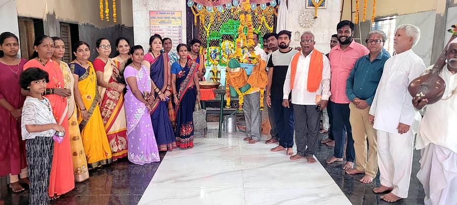 ರಬಕವಿ ಬನಹಟ್ಟಿ ಸಮೀಪದ ರಾಮಪುರದ ರಾಮ ಮಂದಿರದಲ್ಲಿ ರಾಮನವಮಿ ಅಂಗವಾಗಿ ಭಕ್ತರು ವಿಶೇಷ ಪೂಜೆ ಸಲ್ಲಿಸಿದರು