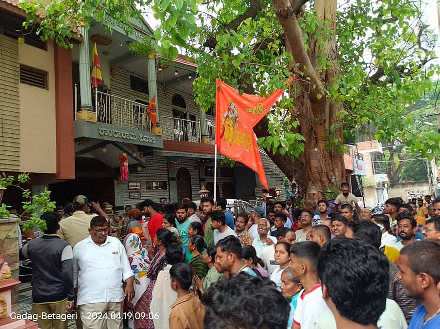 ಗದಗ ನಗರದ ದಾಸರ ಓಣಿಯಲ್ಲಿರುವ ಪ್ರಕಾಶ್ ಬಾಕಳೆ ಹಾಗೂ ಸುನಂದಾ ಬಾಕಳೆ ಅವರ ಮನೆಮುಂದೆ ಶುಕ್ರವಾರ ಜನ ಸೇರಿದ್ದರು