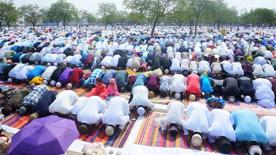 <div class="paragraphs"><p>ಬಳ್ಳಾರಿಯ ಎಪಿಎಂಸಿ ಬಳಿಯ ಈದ್ಗಾ ಮೈದಾನಕ್ಕೆ ತೆರಳಿದ ಬಾಂಧವರು ಸಾಮೂಹಿಕ ಪ್ರಾರ್ಥನೆ ಸಲ್ಲಿಸಿದರು.</p></div>