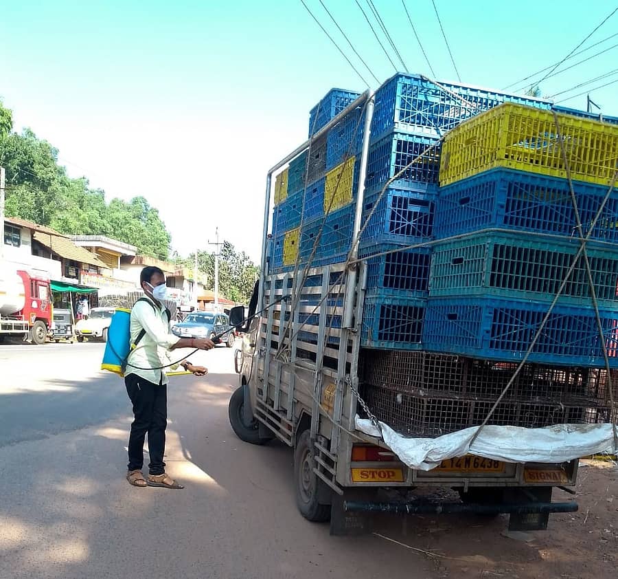 ಸುಳ್ಯದ ಜಾಲ್ಸೂರು ಚೆಕ್ ಪೋಸ್ಟ್‌ನಲ್ಲಿ ವಾಹನವನ್ನು ಸ್ಯಾನಿಟೈಜ್ ಮಾಡಲಾಯಿತು