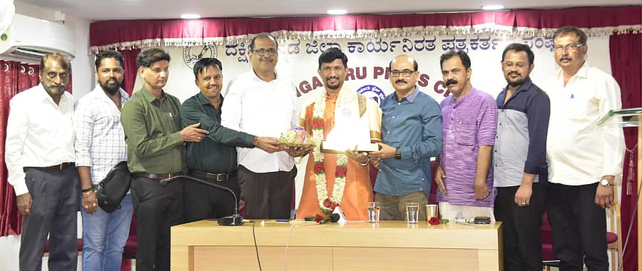 ಮಂಗಳೂರು ಪ್ರೆಸ್ ಕ್ಲಬ್ನ ಗೌರವ ಅತಿಥಿಯಾಗಿ ಭಾಗವಹಿಸಿದ್ದ ಭಾಗವತ ಪಟ್ಲ ಸತೀಶ್ ಶೆಟ್ಟಿ ಅವರನ್ನು ಗೌರವಿಸಲಾಯಿತು
