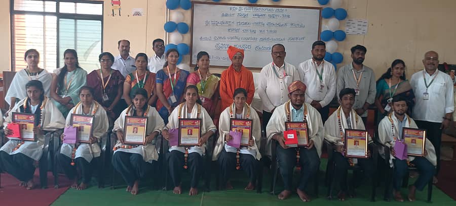 ಭಾಲ್ಕಿ ತಾಲ್ಲೂಕಿನ ಕರಡ್ಯಾಳದ ಚನ್ನಬಸವೇಶ್ವರ ವಾಣಿಜ್ಯ ಕಾಲೇಜಿನಲ್ಲಿ ದ್ವಿತೀಯ ಪಿಯು ಸಾಧಕ ವಿದ್ಯಾರ್ಥಿಗಳಿಗೆ ಪ್ರತಿಭಾ ಪುರಸ್ಕಾರ ನೀಡಿ ಗೌರವಿಸಲಾಯಿತು. ಬಸವಲಿಂಗ ಪಟ್ಟದ್ದೇವರು, ತಾ.ಪಂ ಇಒ ಹಣಮಂತ ಕೌಟಗೆ ಉಪಸ್ಥಿತರಿದ್ದರು