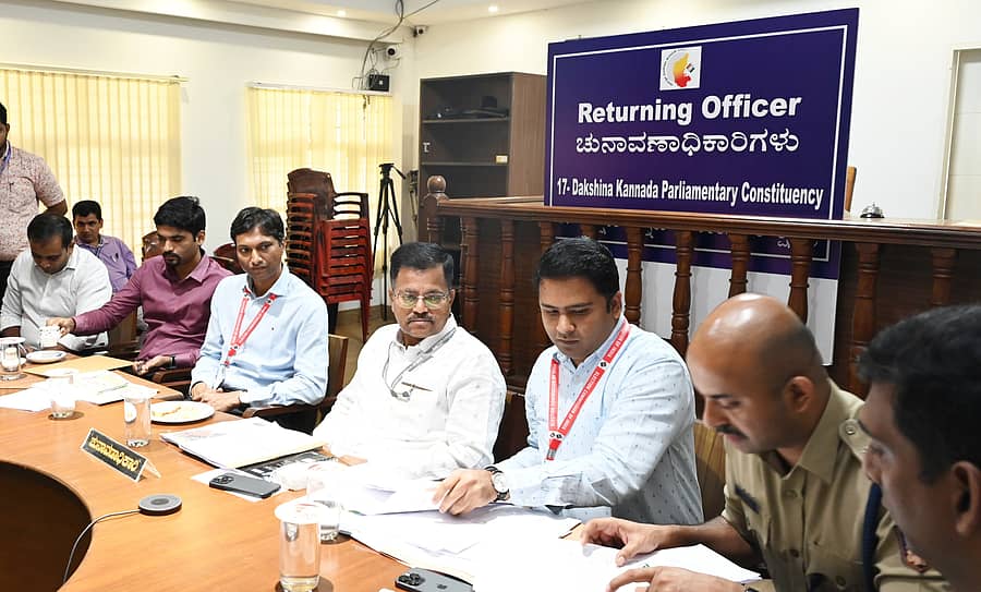 ರಾಜ್ಯಕ್ಕೆ ನಿಯೋಜನೆಗೊಂಡ ವಿಶೇಷ ವೆಚ್ಚ ವೀಕ್ಷಕ ಬಿ. ಮುರಳಿ ಕುಮಾರ್ ಅವರು ಮಂಗಳೂರಿನಲ್ಲಿ ಅಧಿಕಾರಿಗಳ ಸಭೆ ನಡೆಸಿದರು